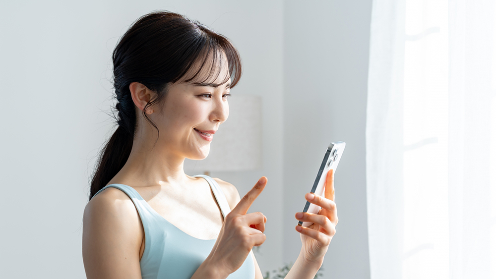 スマートフォンで検索する女性