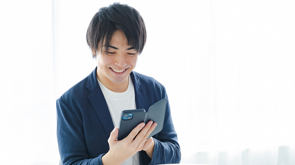 スマートフォンで検索する男性