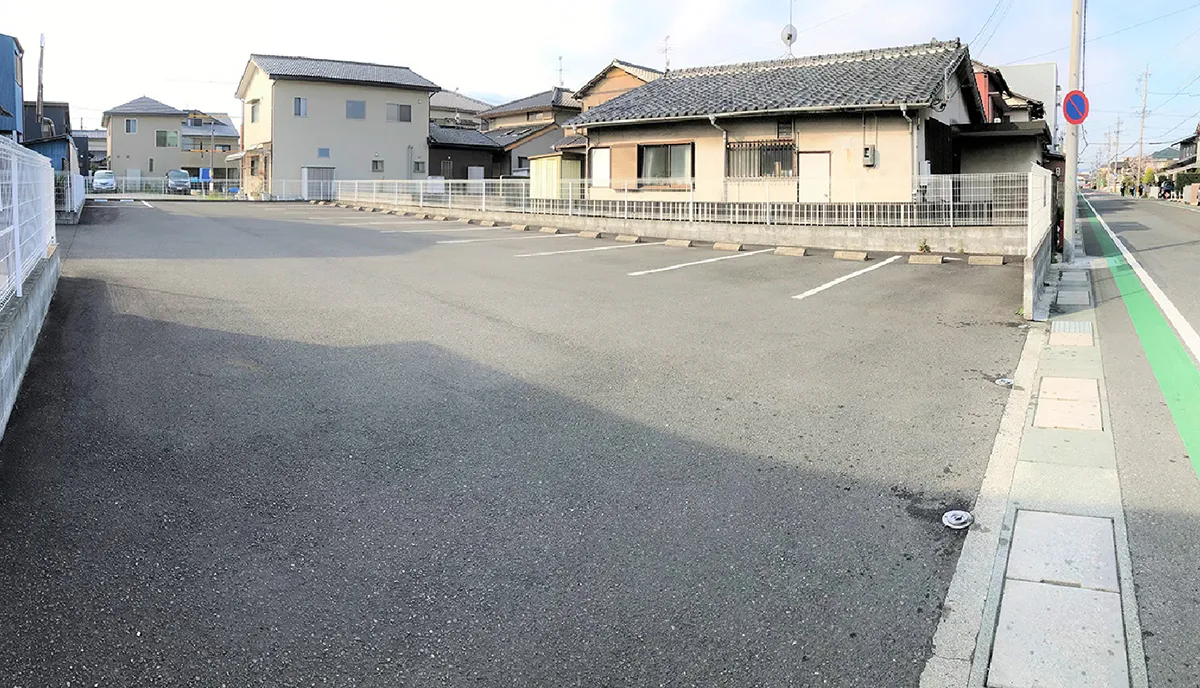 道路を隔てた当院専用駐車場（うさぎ薬局隣接）
